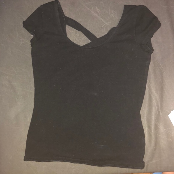 A cute bock shirt with a small open back - Picture 1 of 2